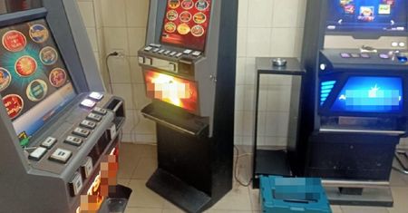 Policjanci zarekwirowali automaty do gier hazardowych. W środku lokalu zatrzymali poszukiwanego mieszkańca