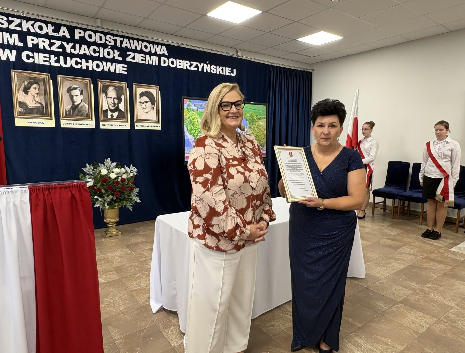 Patronami szkoły zostali Nawojka, Janina Jakubowska, Henryk Czarnecki i Jerzy Pietrkiewicz