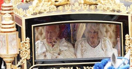 Cała na biało. Stremowana Camilla w królewskiej karocy