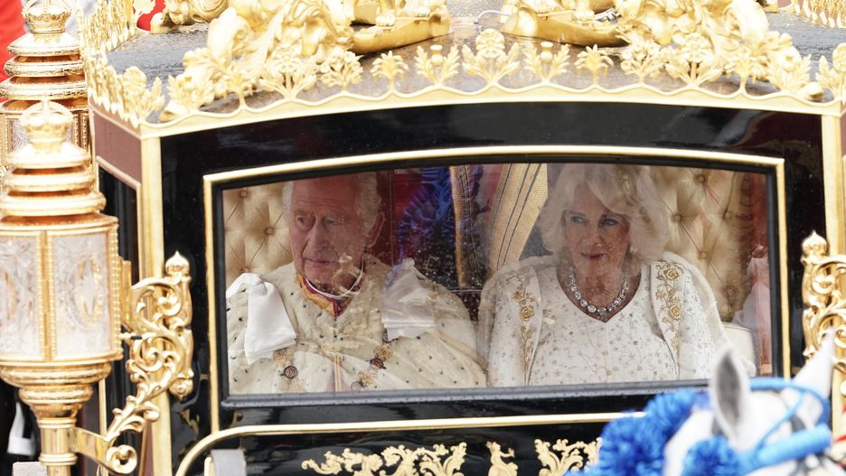 Król Karol III i królowa Camilla w karocy 