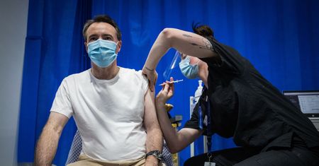Nietypowe powikłania po szczepionce u młodych. Kardiolodzy uspokajają