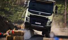 Czterolatka za kierownicą reklamuje Volvo Trucks (wideo)