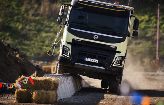 Czterolatka za kierownicą reklamuje Volvo Trucks (wideo)