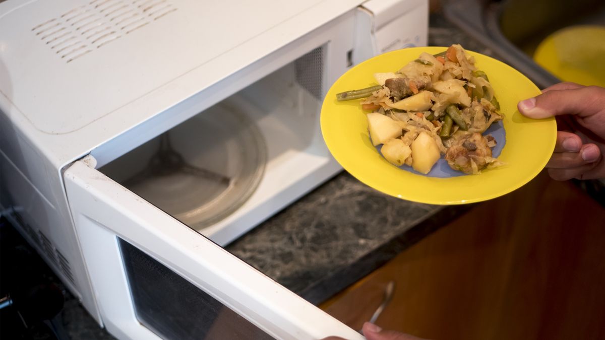 Genialny trik z podgrzewaniem w mikrofali