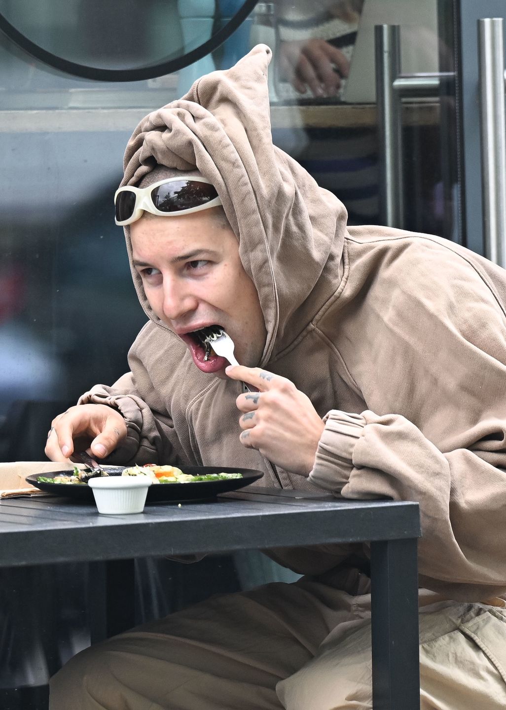 Żabson z nietęgą miną stołuje się w warszawskiej knajpie