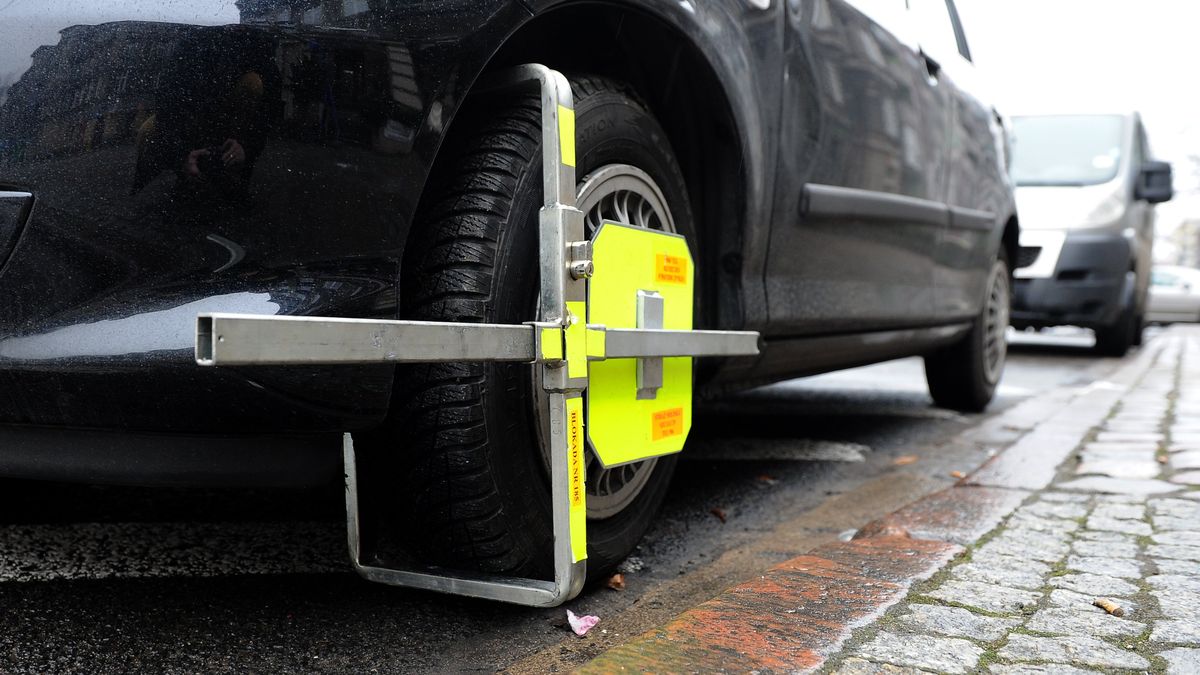 Blokada koła źle zaparkowanego samochodu