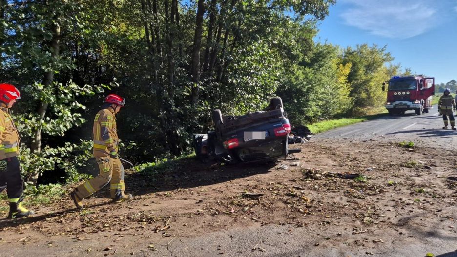 Uderzył w auto, wyleciał z drogi i dachował (Wojciech Obremski lca.pl)