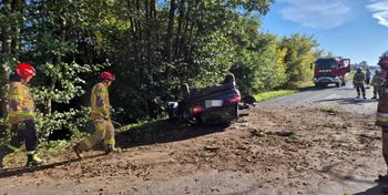 Legnica: Szaleńczy rajd skończył się dachowaniem. Dwie osoby w szpitalu