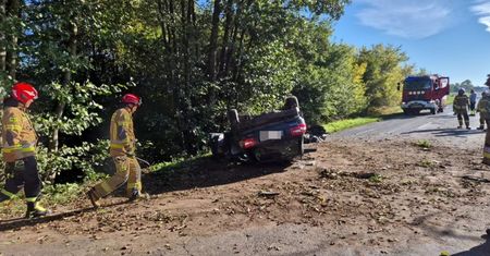 Legnica: Szaleńczy rajd skończył się dachowaniem. Dwie osoby w szpitalu
