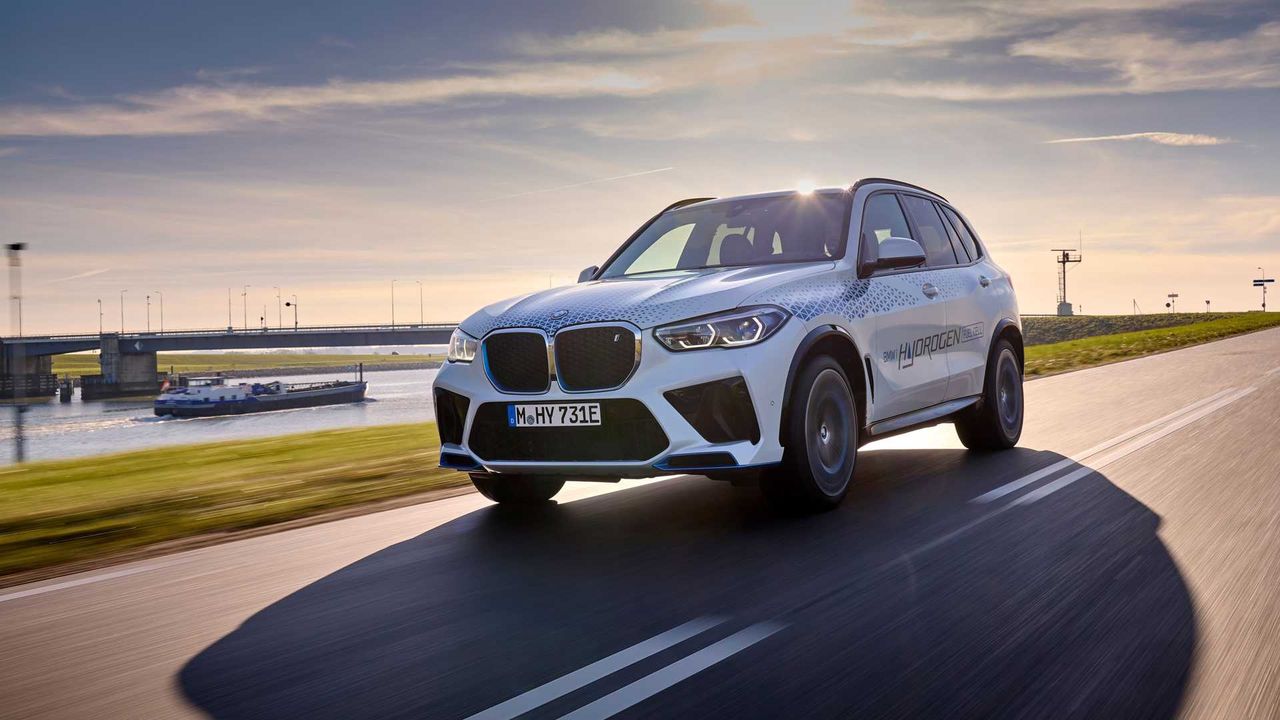 Wodorowe BMW iX5 Hydrogen wyjeżdża na drogi. Powstało we współpracy z Toyotą