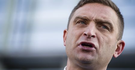 Bąkiewicz idzie na noże. Chce wstrzymania emisji
