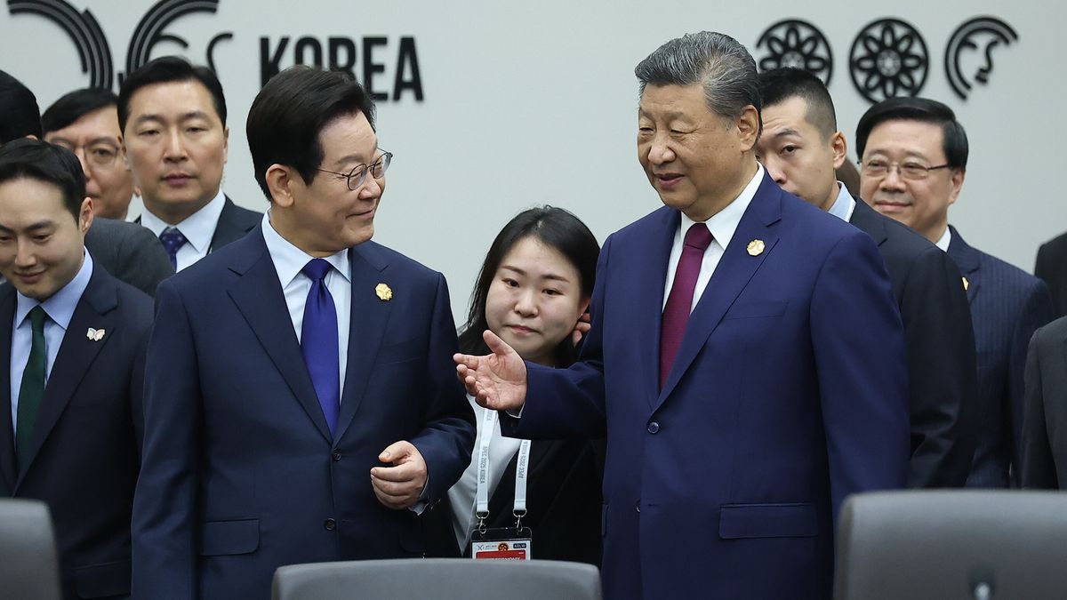 South Korean President Lee Jae Myung (L) speaks with Chinese President Xi Jinping ahead of the first session of the Asia-Pacific Economic Cooperation (APEC) summit at the Gyeongju Hwabaek International Convention Center in Gyeongju, South Korea, 31 October 2025. The 2025 APEC annual meetings are being held in Gyeongju from 29 October to 1 November. EPA/YONHAP SOUTH KOREA OUT Dostawca: PAP/EPA.