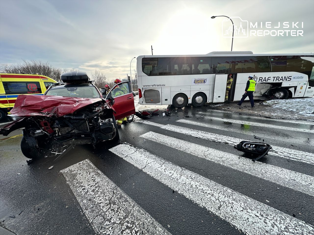 Zderzenie autokaru z autem osobowym w Alei Krakowskiej. 6 osób w