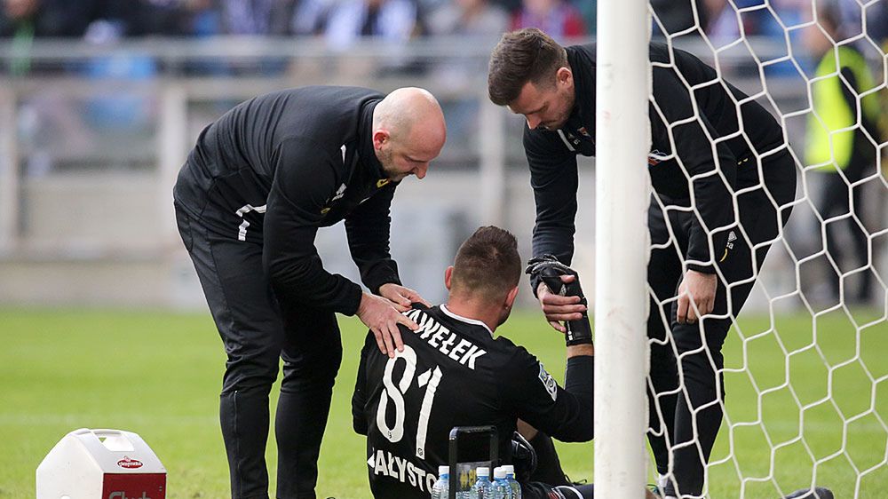 WP SportoweFakty / Jakub Piasecki / Na zdjęciu: Mariusz Pawełek opatrywany podczas meczu z Lechem