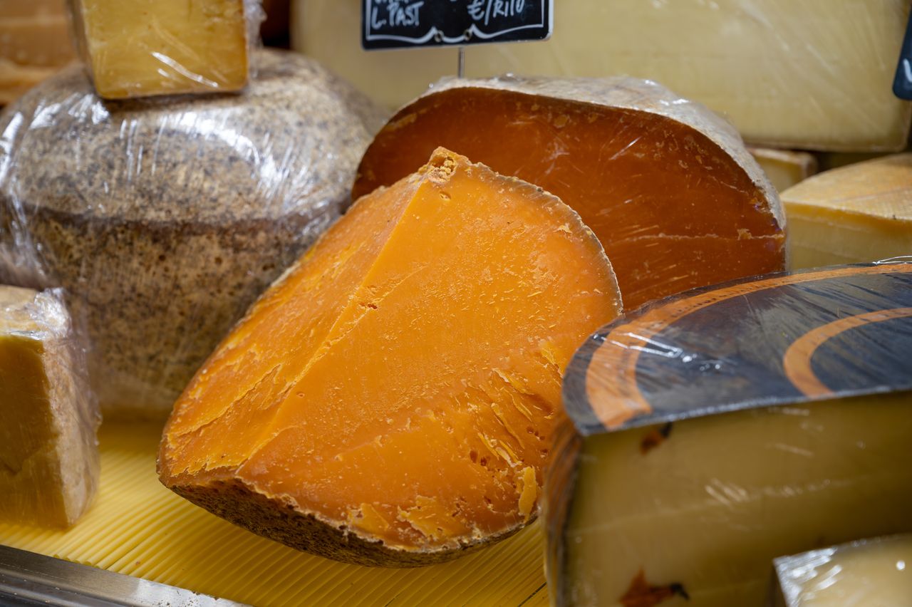 Ser mimolette to ser o aksamitnym wnętrzu 
