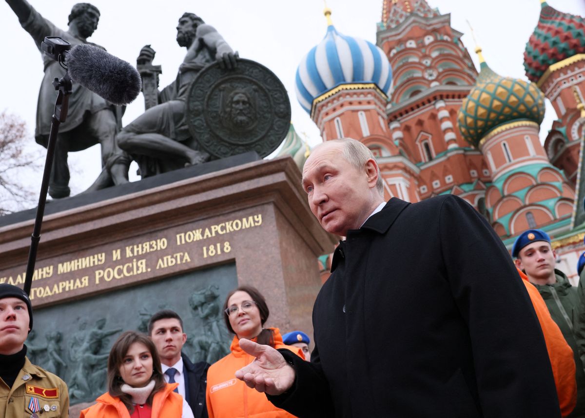 Władimir Putin pod pomnikiem Minina i Pożarskiego