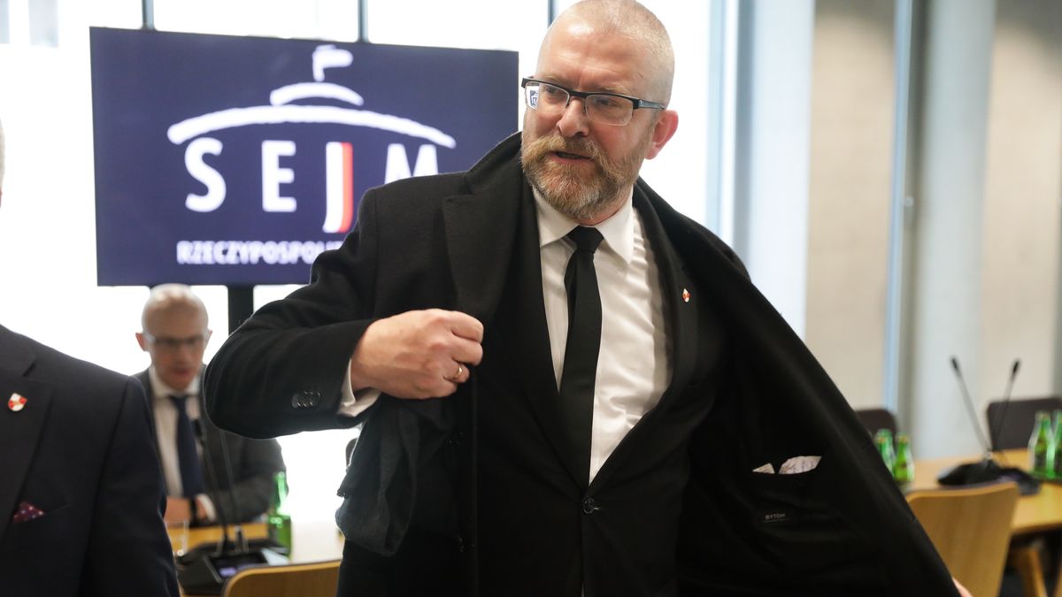 Warszawa, 16.01.2024. Poseł Konfederacji Grzegorz Braun przed posiedzeniem sejmowej Komisji Regulaminowej, Spraw Poselskich i Immunitetowych, 16 bm. w Sejmie w Warszawie. Komisja kontynuuję rozpatrywanie wniosku Prokuratora Okręgowego w Warszawie o wyrażenie zgody na pociągnięcie do odpowiedzialności karnej Grzegorza Brauna. (mr) PAP/Tomasz Gzell