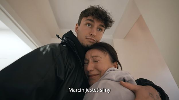 Marcin Dubiel PUBLIKUJE FILM z zapłakaną mamą. "Moja siostra jest bita w szkole" (WIDEO)