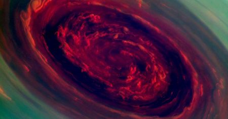 Burze na biegunach Jowisza i Saturna. To wrota do wnętrza tych planet