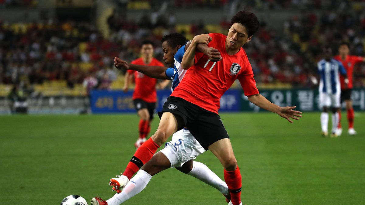 Getty Images / Chung Sung-Jun / Chung-Yong Lee w walce o piłkę z rywalem z Hondurasu 