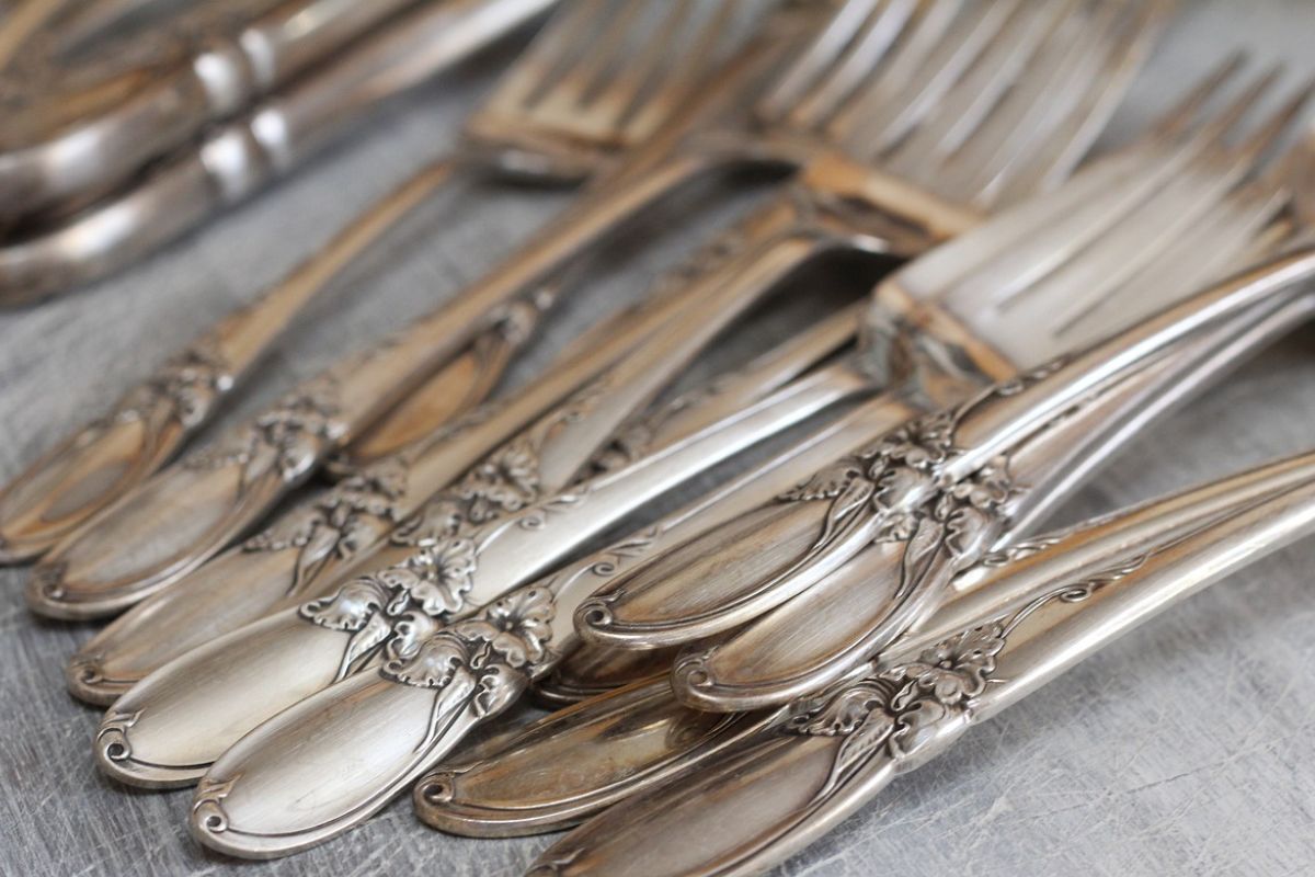 How to polish cutlery?