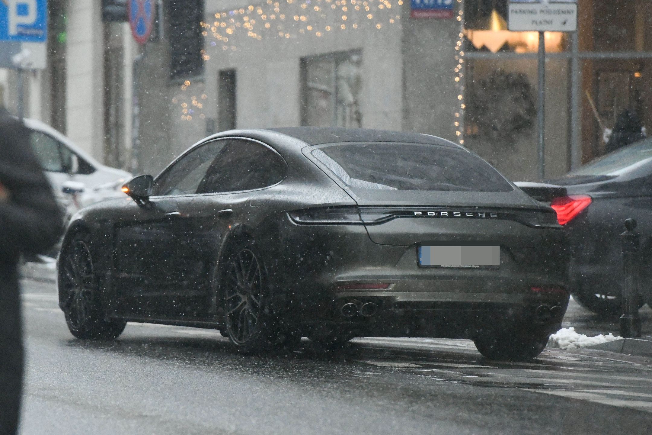 Sebastian Fabijański zaparkował na zakazie