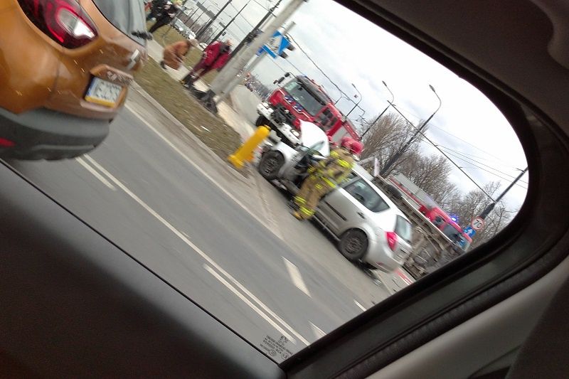 Karetka po zderzeniu z samochodem przewróciła się na bok | fot. czytelnik Włodzimierz