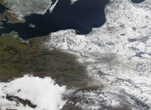 Pogoda. Polska podzielona śniegiem. Fotografia z 22 lutego (EOSDIS)