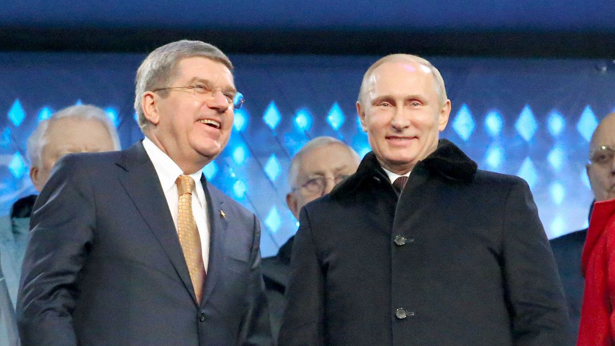 Thomas Bach (z lewej) i Władimir Putin w szampańskich humorach podczas ceremonii otwarcia igrzysk paraolimpijskich w Soczi