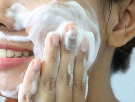 Pianka do mycia twarzy – jaką wybrać i jak stosować?
