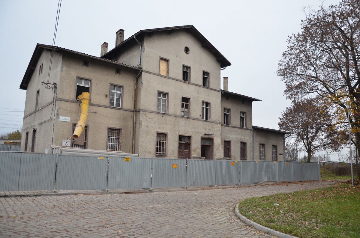 Z rocznym opóźnieniem ruszyły prace przy przebudowie dworca PKP w Bieruniu Nowym.