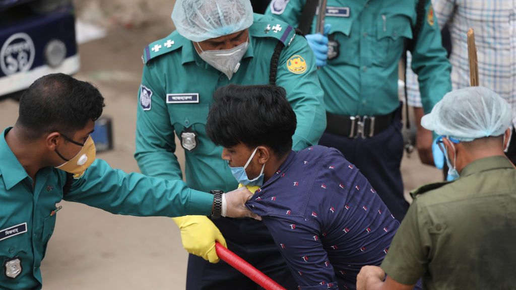 Zdjęcie okładkowe artykułu: Getty Images / Md Manik/SOPA Images/LightRocket / Na zdjęciu: policja w Bangladeszu wymierza karę za opuszczenie mieszkania podczas pandemii