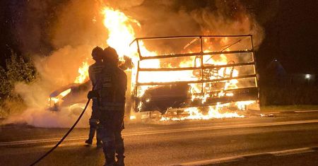 Lubelszczyzna. Auto w płomieniach. Strażacy dwie godziny walczyli z ogniem