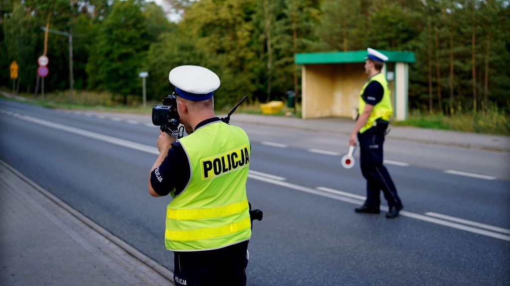 Policja mierzy prędkość różnymi urządzeniami