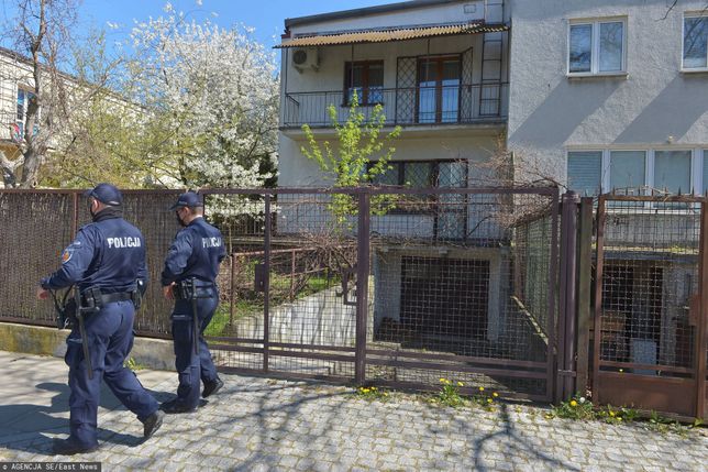 18 funkcjonariuszy pilnuje domu Jarosława Kaczyńskiego. "Mają zakaz opuszczania okolicy"