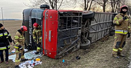 Autokar z uchodźcami rozbił się pod Lublinem. Przewoził 73 osoby
