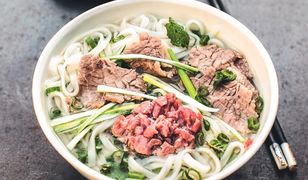 Phở bò Hanoi. Aromatyczna zupa z makaronem ryżowym i wołowiną