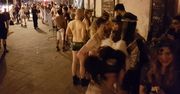 Chodzenie topless to nie wszystko. Wakacyjny kurort reaguje