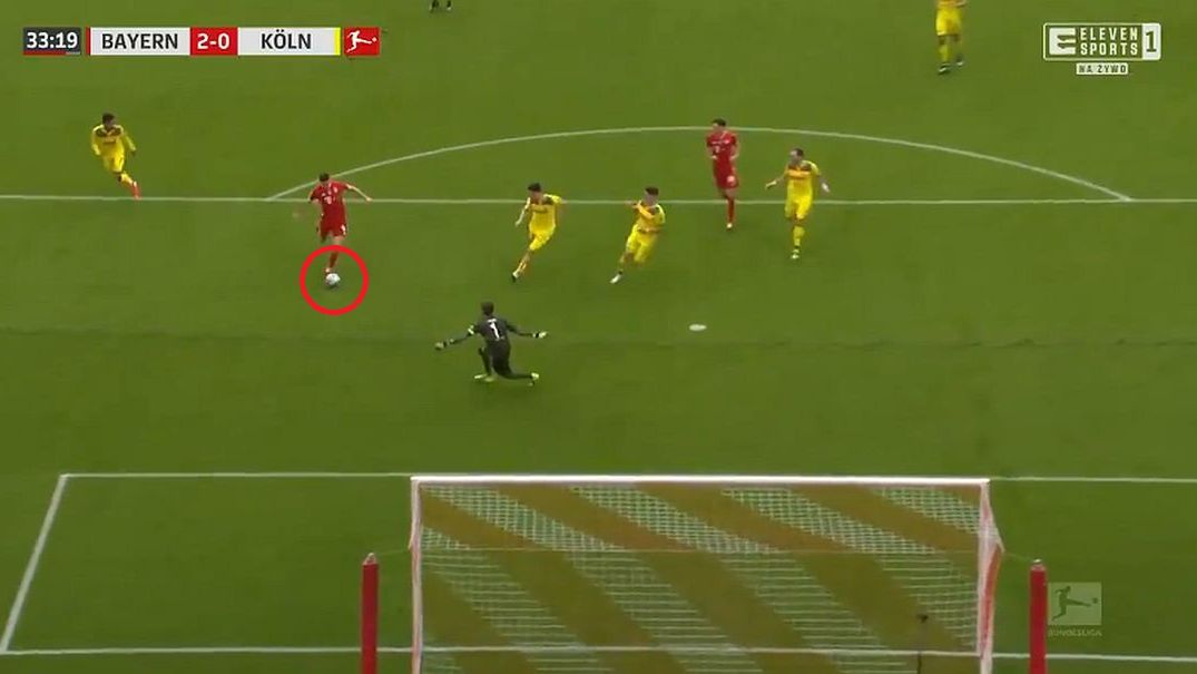 Robert Lewandowski strzela gola w meczu z FC Koeln