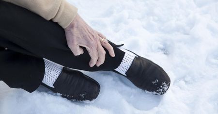 Upadłeś na lodzie? Od razu zdejmij zegarek i but, a w tym wypadku wzywaj karetkę