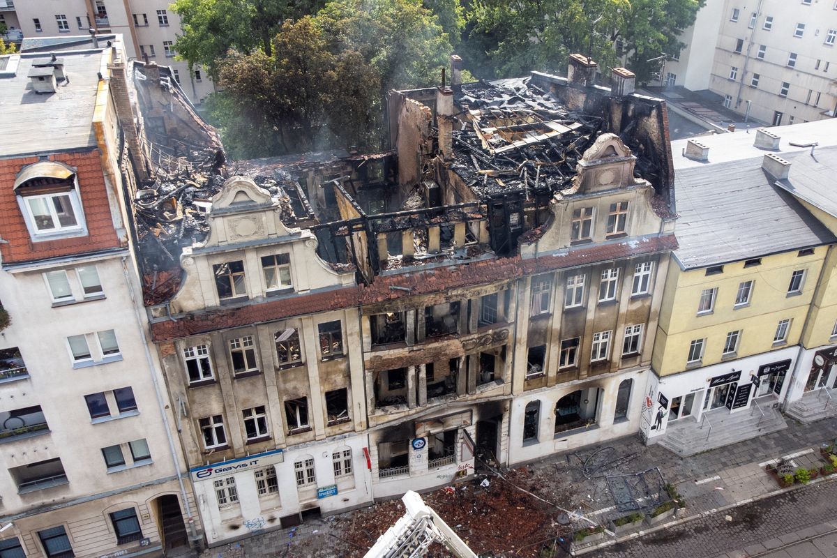 pożar, straz pożarna, eksplozja w budynku, wybuch, akumulatory, prokuratura, śledztwo Pożar w kamienicy w Poznaniu. Strażacy wiedzieli, bo korzystali