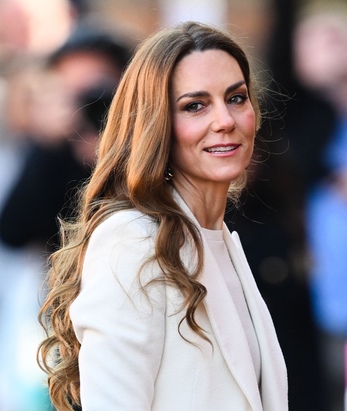 Księżna Kate  cała na biało olśniewa w Leicester
