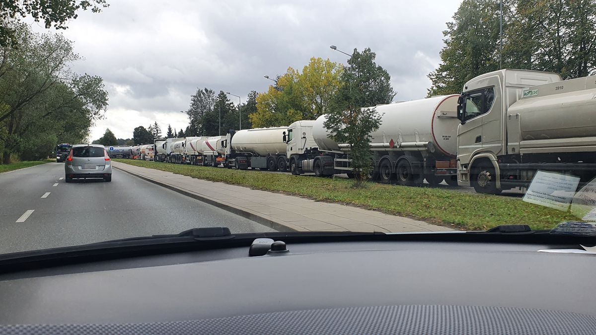 Korek przed bazą paliwową w Mościskach