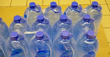 "Najgorszy wybór". Dietetyk omija taką wodę w sklepie