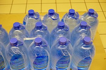 "Najgorszy wybór". Dietetyk omija taką wodę w sklepie