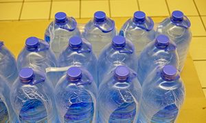 "Najgorszy wybór". Dietetyk omija taką wodę w sklepie