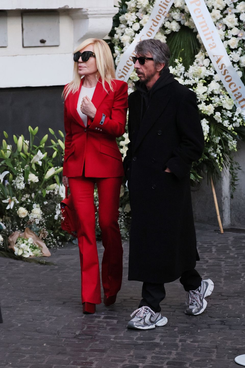 Donatella Verscace w czerwieni na pogrzebie Valentino