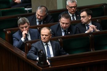 "Tusk leci na oparach”. Ostra krytyka premiera