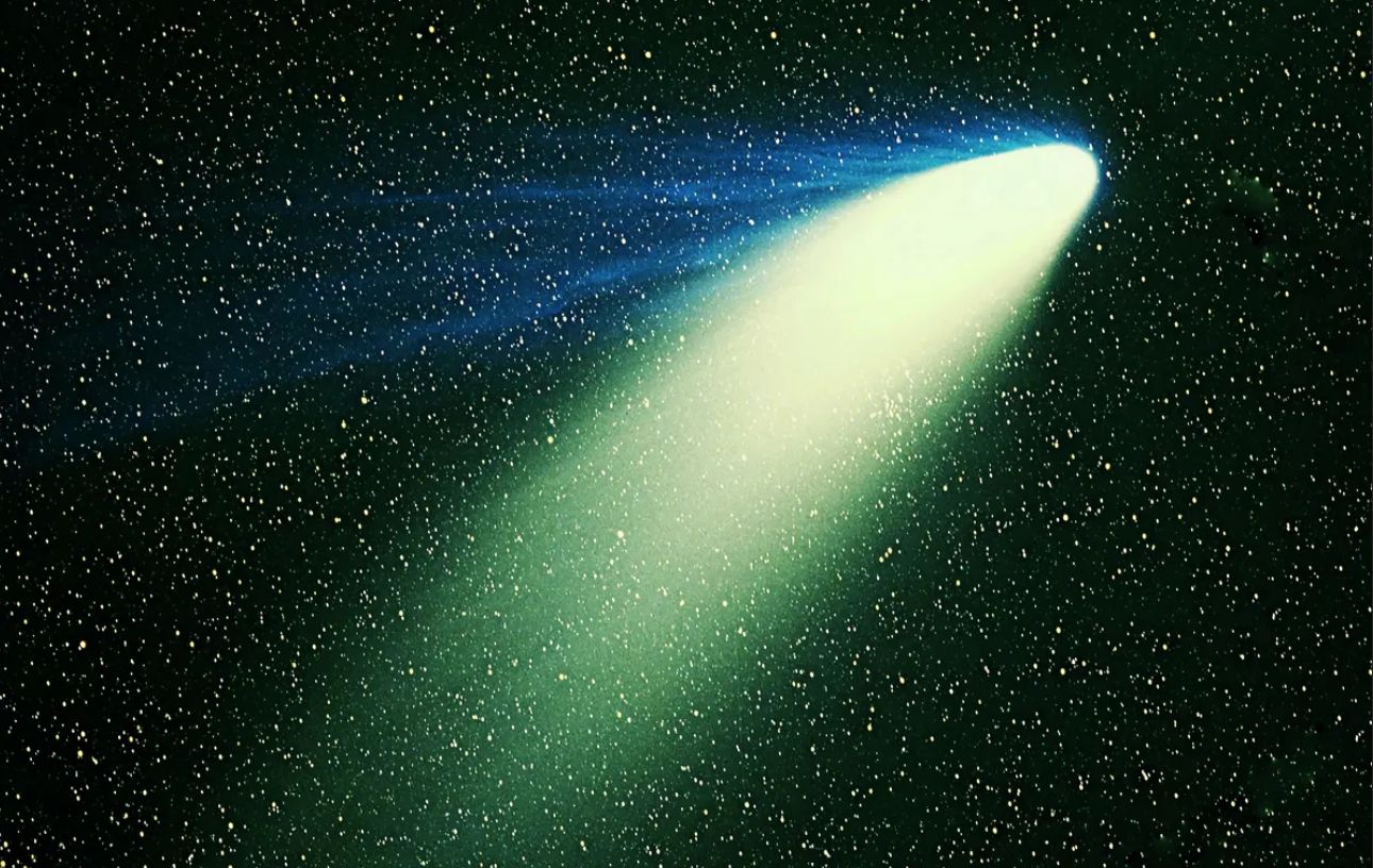 太陽系の奇妙な彗星。彼女の色に何かが起こっています