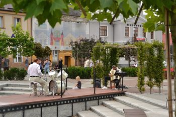 Lipno: Przy lipnowskiej fontannie na placu Dekerta zabrzmiały przepiękne melodie. Mamy zdjęcia